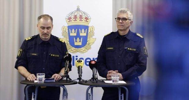 Höga polischefer i galauniformer framträder men har inga lösningar