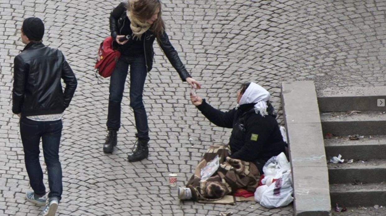 – Varför ska dom leva på bidrag, dom kan väl gå och jobba som jag gör!