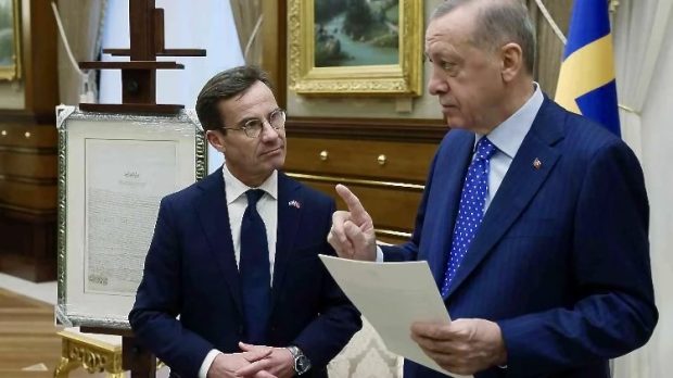 Uffe skakar hand med Erdogan – och jag skakar