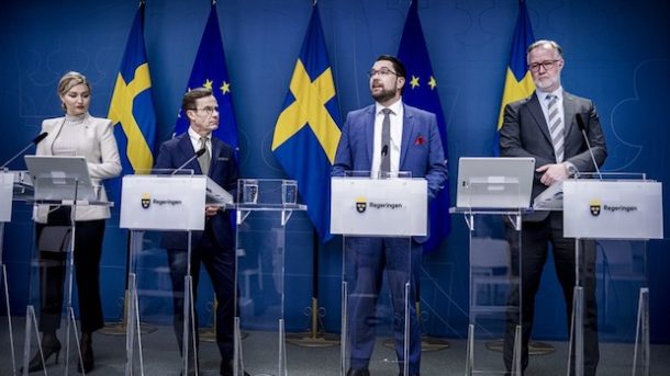 Regeringen leker med både maten och oss